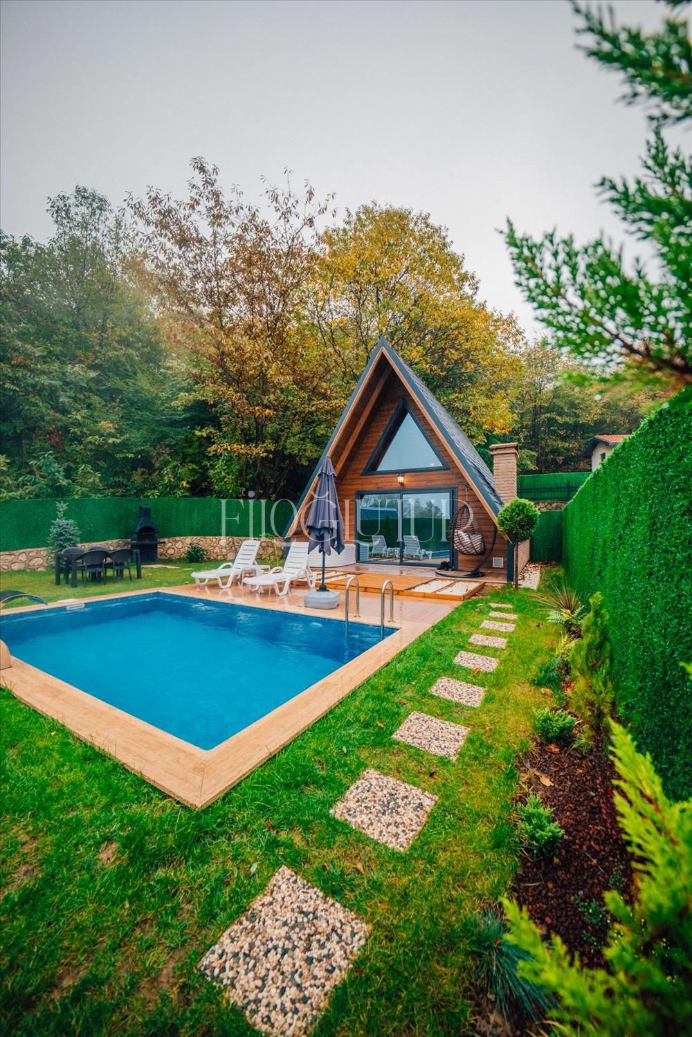 listing card gallery