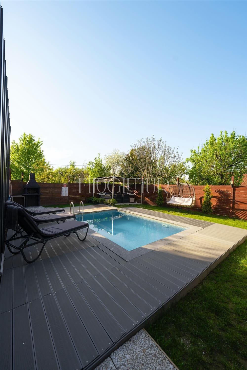 listing card gallery