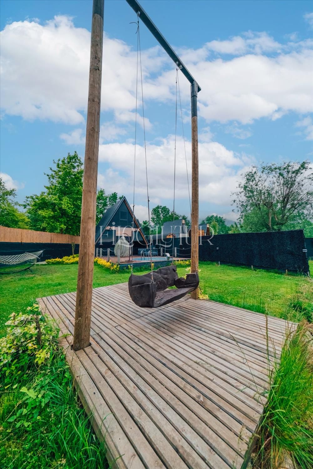 listing card gallery