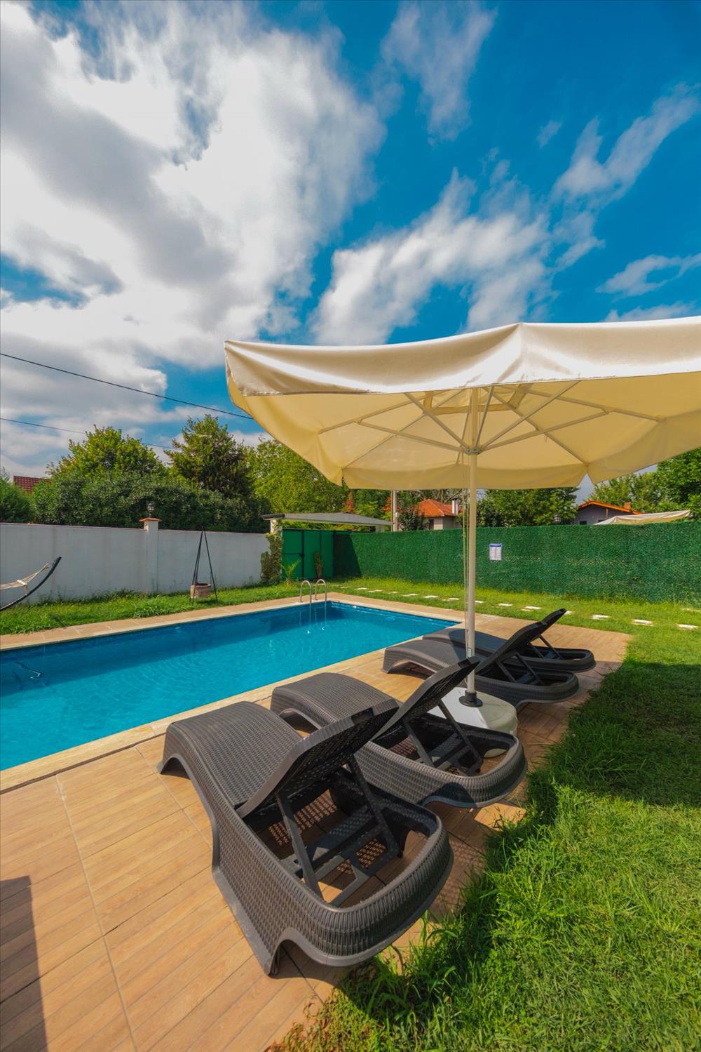 listing card gallery