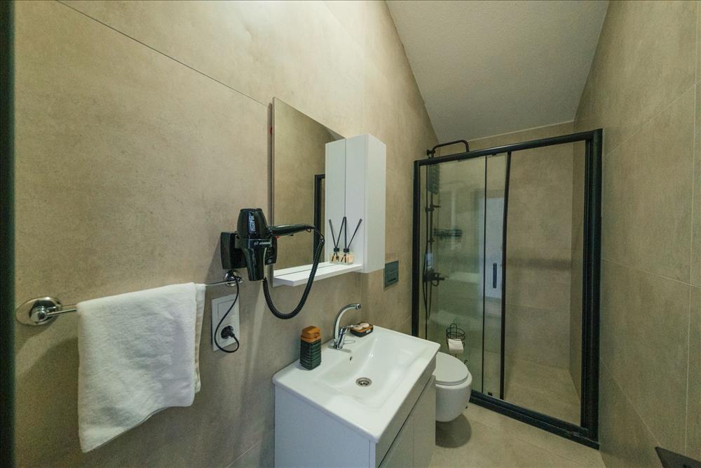 listing card gallery