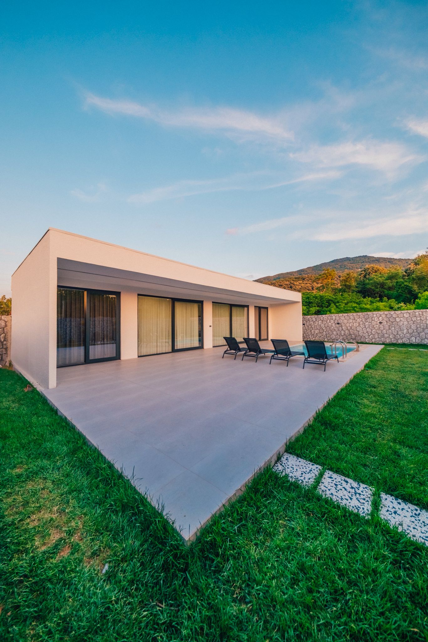 listing card gallery