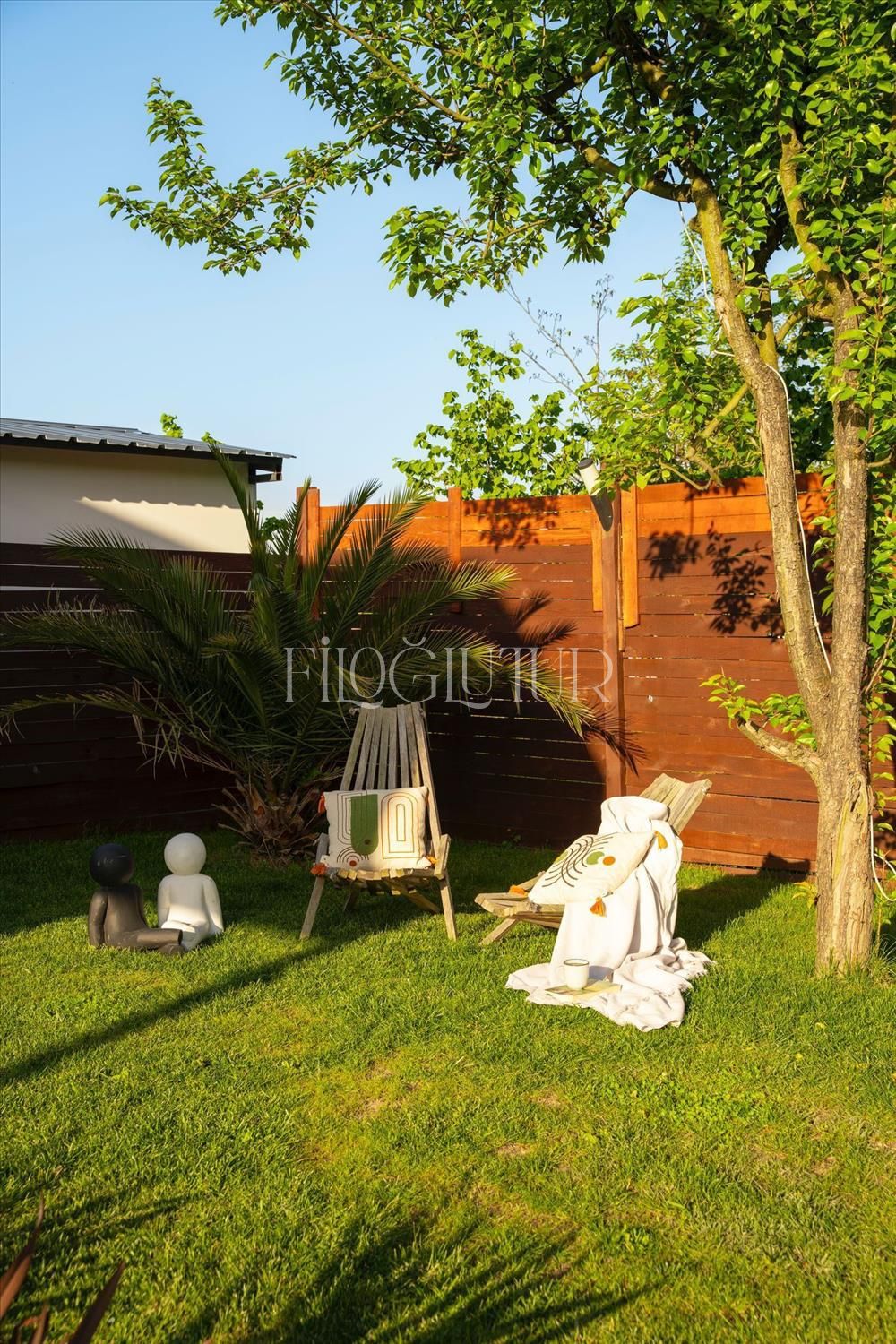 listing card gallery