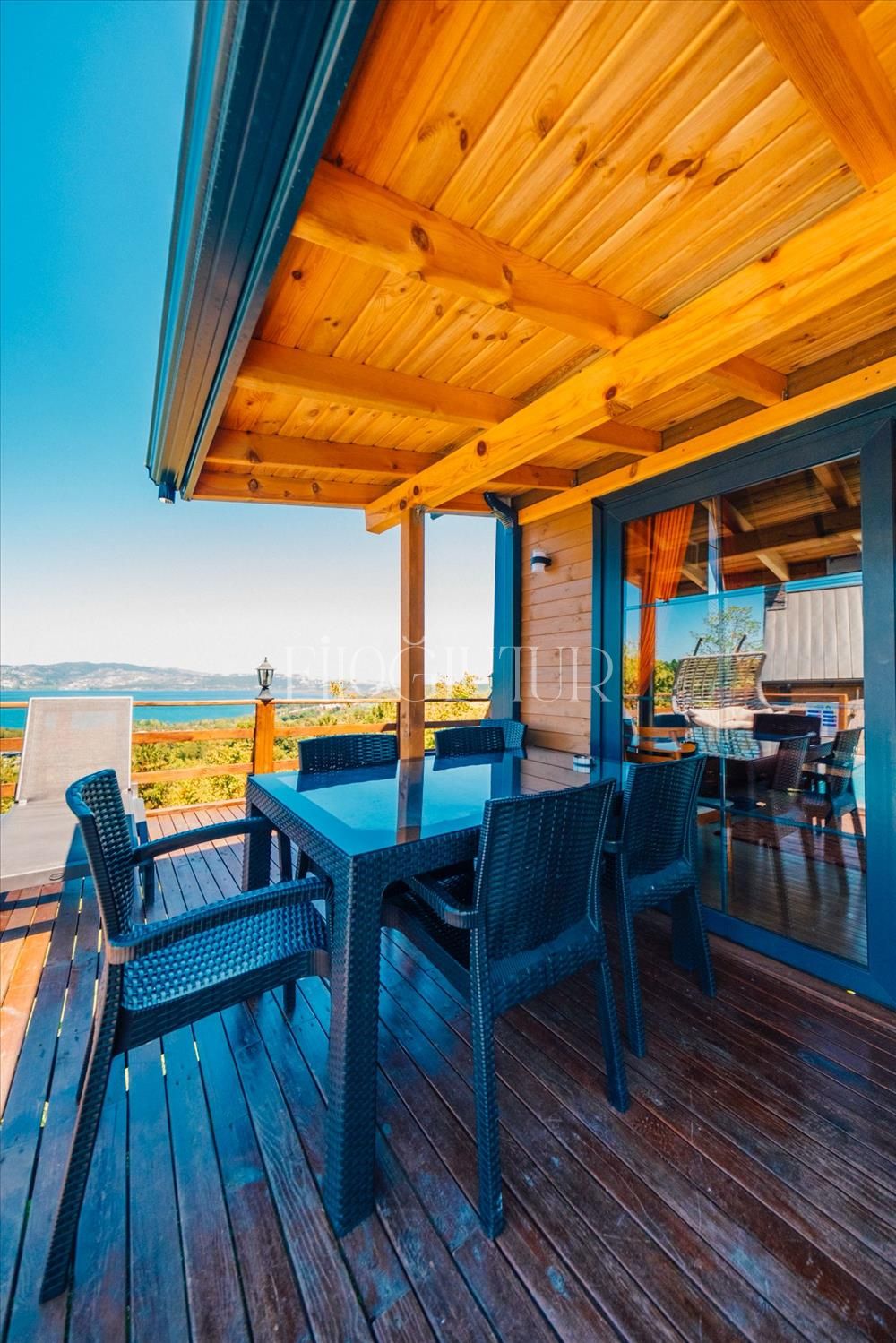 listing card gallery