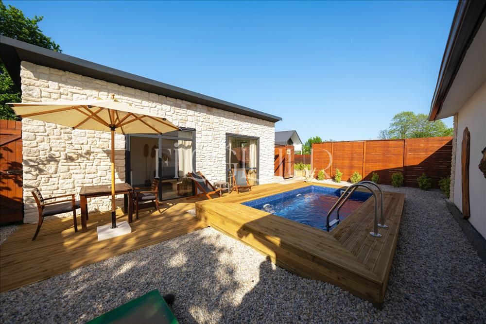 listing card gallery