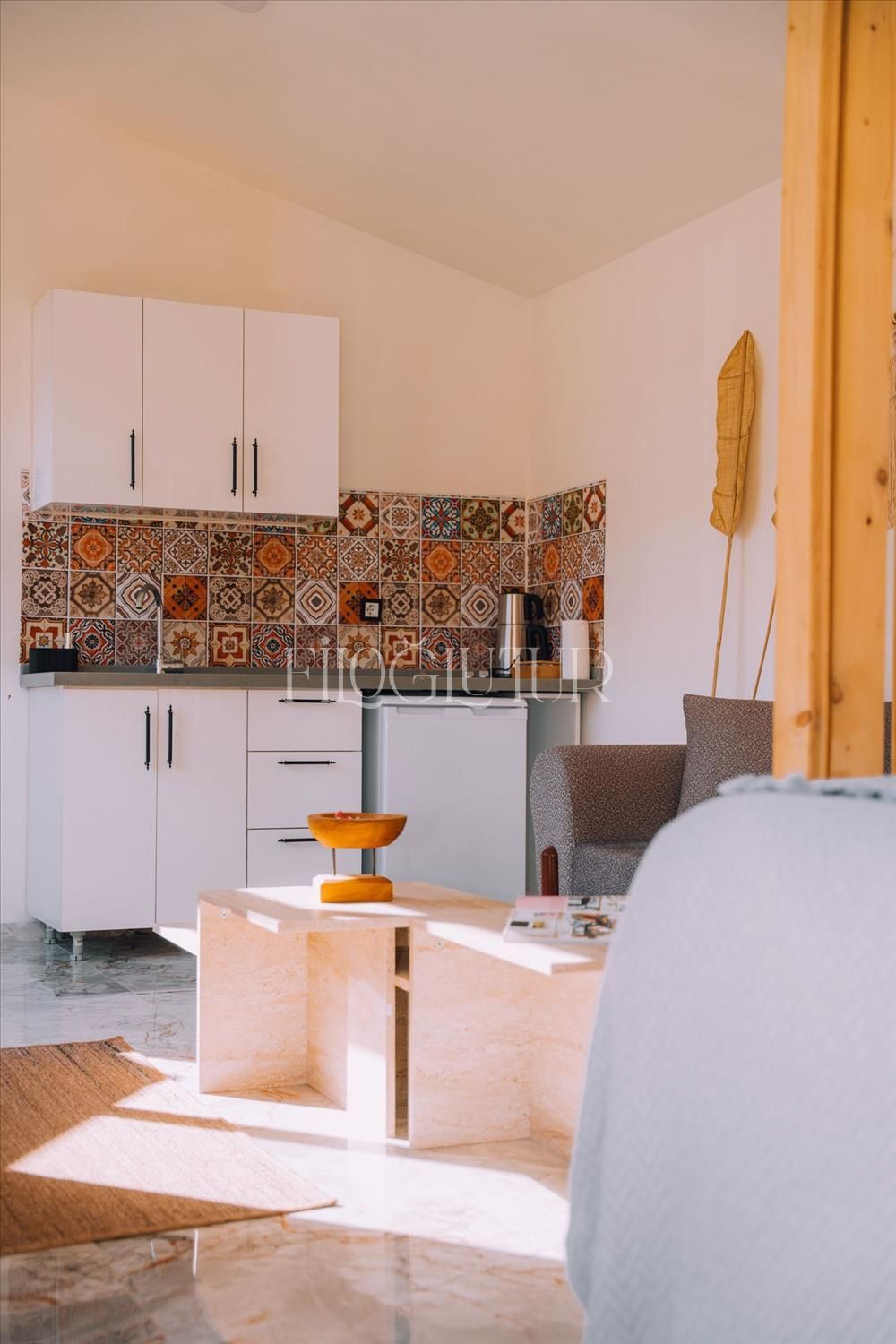 listing card gallery