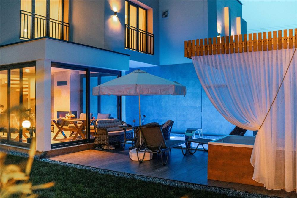 listing card gallery