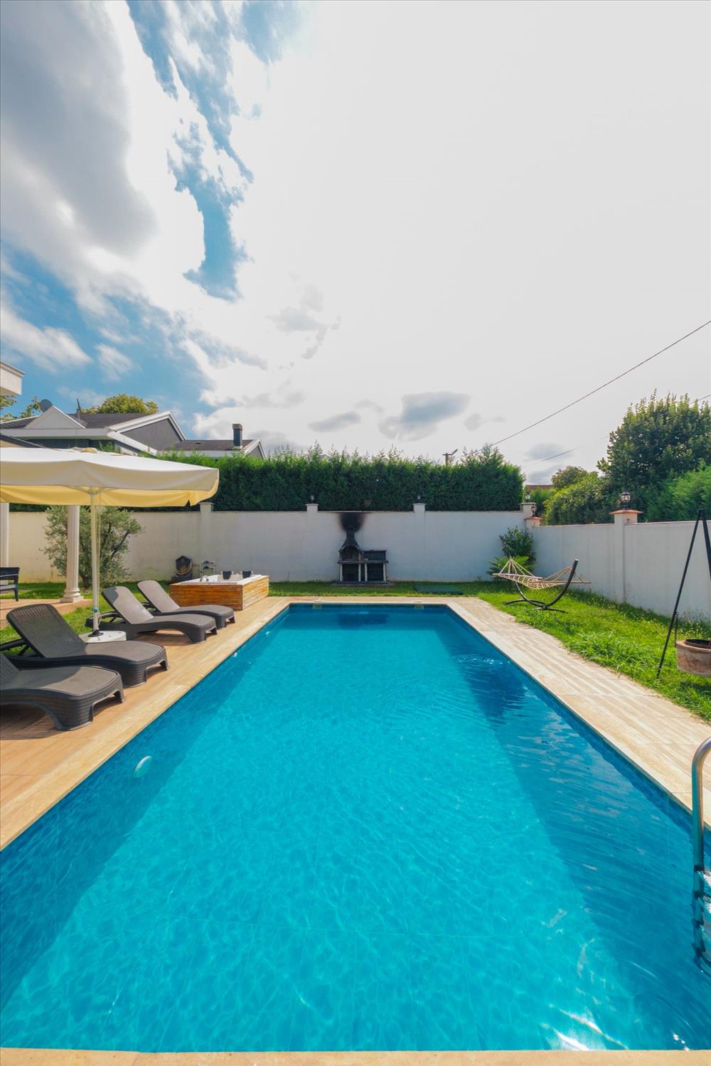 listing card gallery