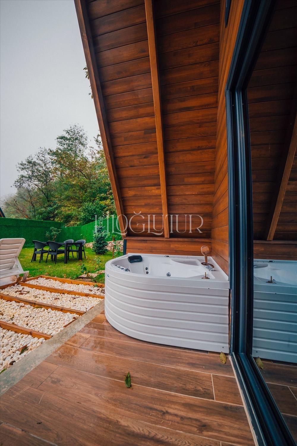 listing card gallery