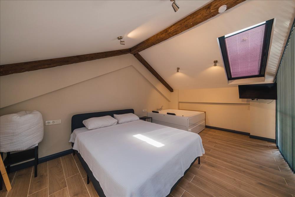 listing card gallery