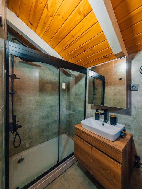 listing card gallery