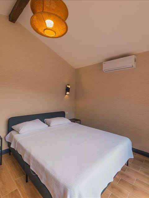 listing card gallery