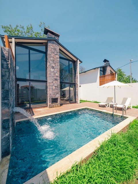 listing card gallery