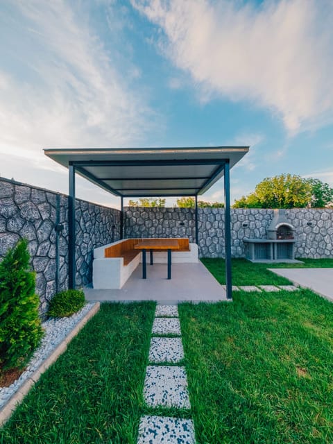 listing card gallery