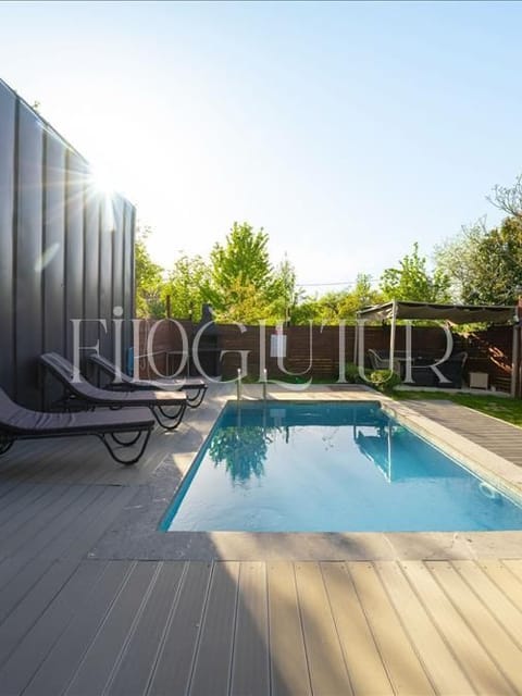 listing card gallery