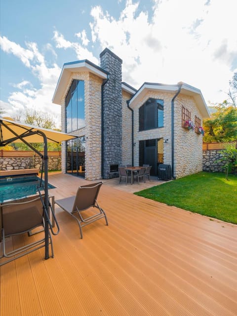 listing card gallery