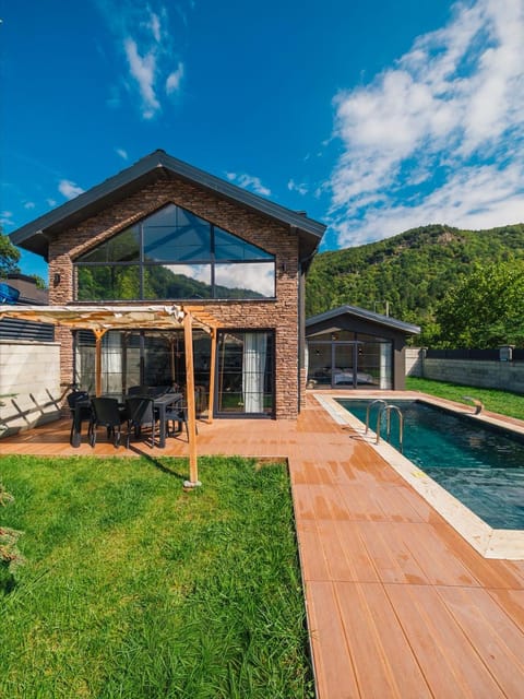 listing card gallery